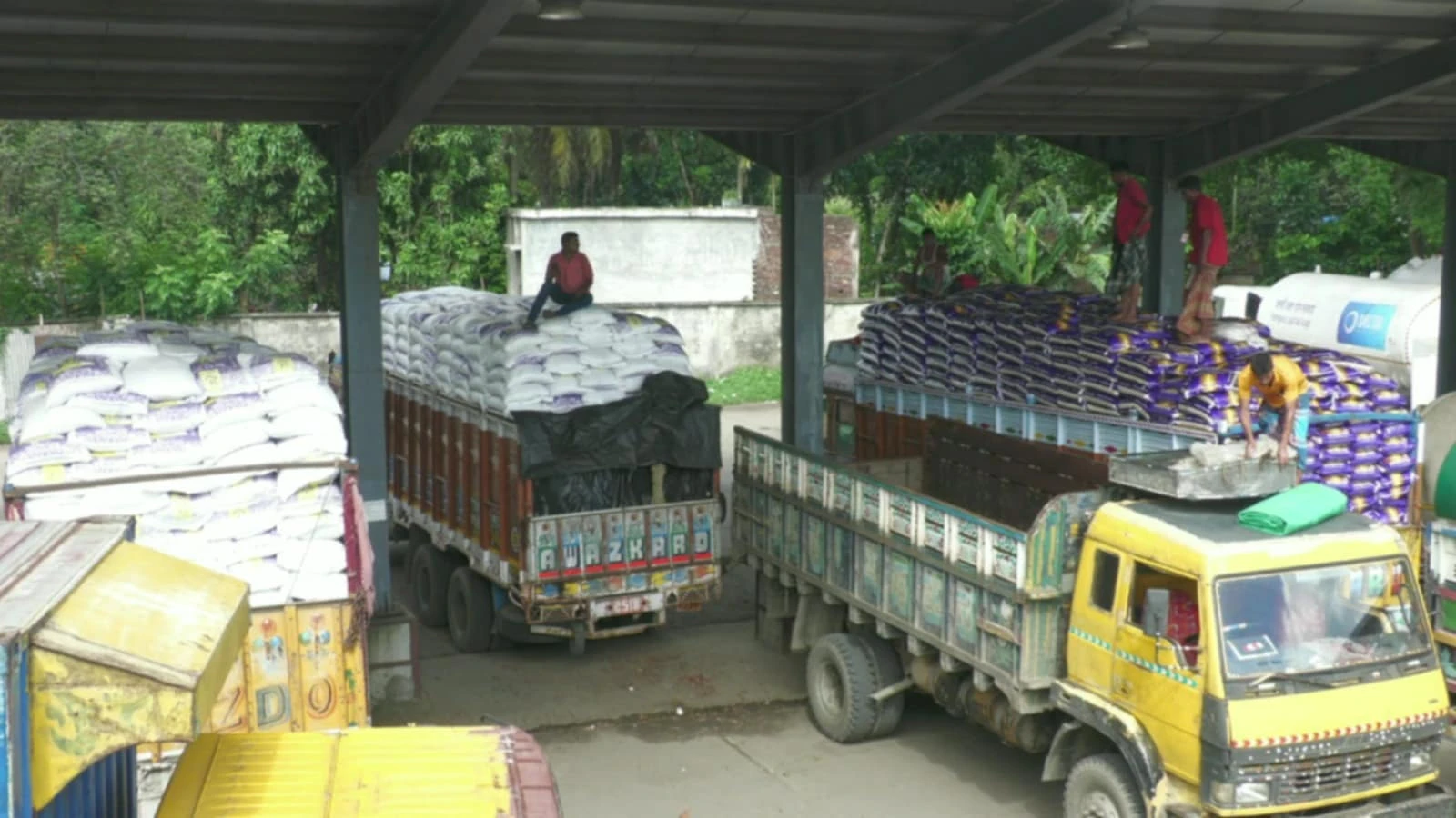 বেনাপোল বন্দরে প্রথম চালানে ৩১৫ টন চাল আমদানি 